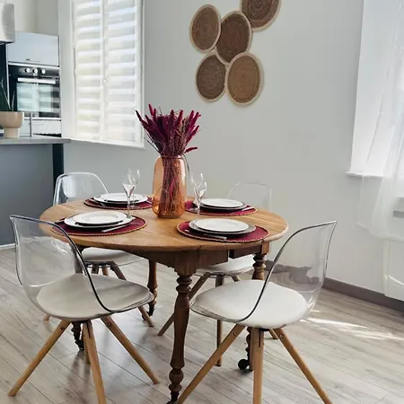 L'instant Boheme - Parking - Proche Gare & Wifi Appartement Sainte-Savine